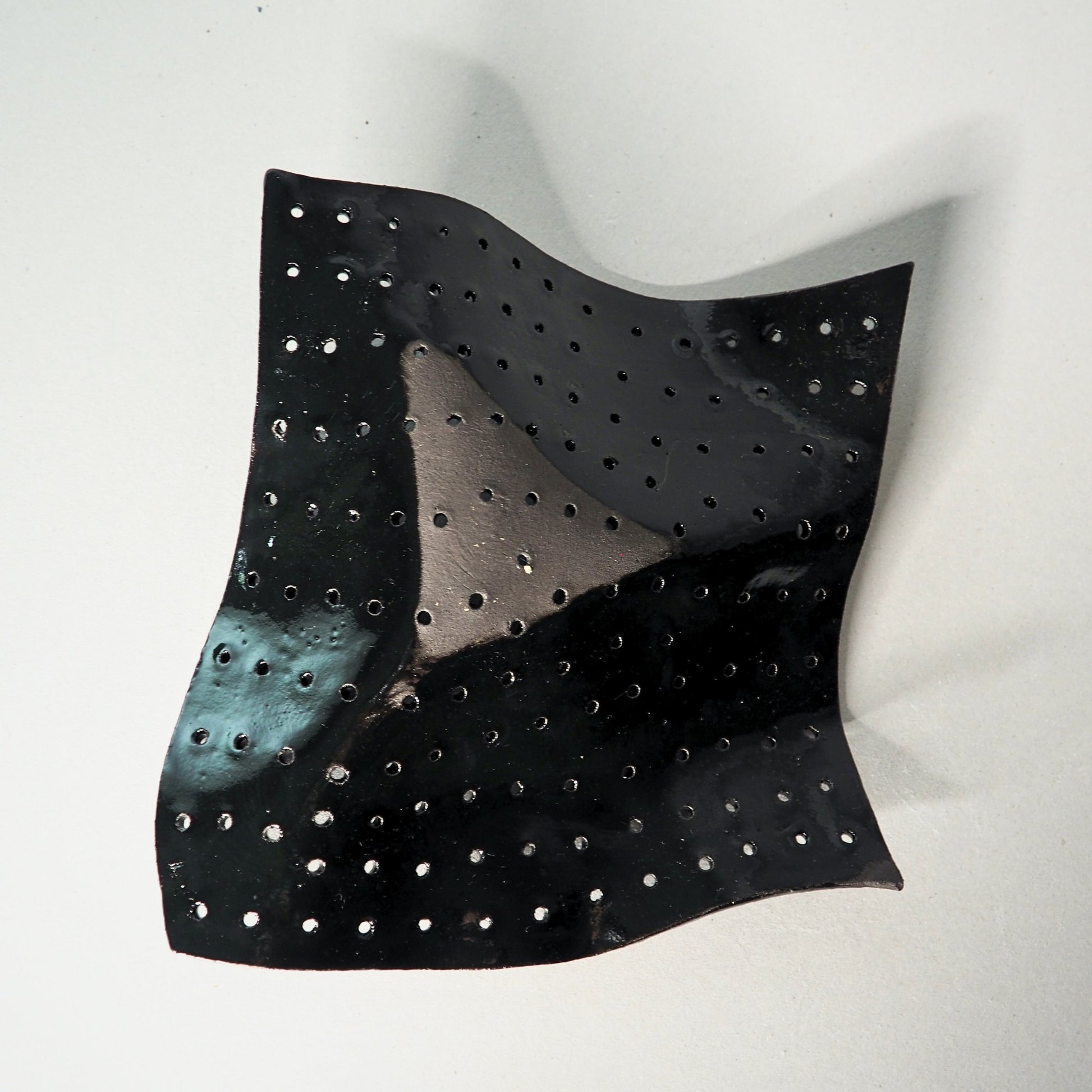 Des petits trous - Lily Teitelbaum - Keracult
