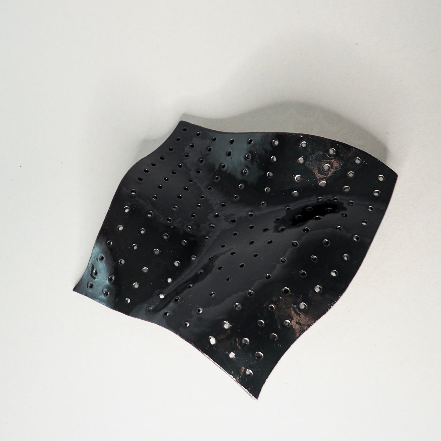 Des petits trous - Lily Teitelbaum - Keracult